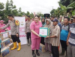 Bhayangkari Polres Prabumulih Sambangi Warga Payuputat Korban Banjir