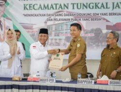 Pj Bupati Apriyadi Turun Langsung Mentori Perangkat Desa di Tungkal Jaya
