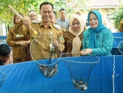 Elman, ST Pj Wako Prabumulih Panen Lele di Sungai Medang