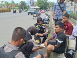Sigap! Anggota Siddokes Polres Prabumulih Bantu Warga Kecelakaan