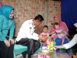 Didampingi Ketua PKK, Elman ST Serahkan Kunjungi Penderita Stunting