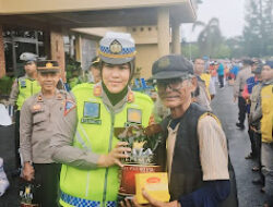 Peduli, Satlantas Polres Prabumulih Bagikan Beras ke Warga