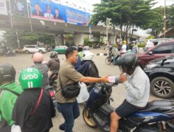 Jelang Berbuka Puasa, Ditintelkam Polda Sumsel Bagikan Takjil Gratis Kepada Warga
