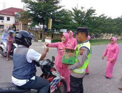 Jelang Berbuka Bersama Bhayangkari, Polres Prabumulih Bagikan Takjil
