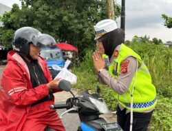 Manfaatkan Momen Bulan Suci, Kasatlantas Bagi Takjil Gratis