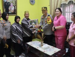 Ketua Bhayangkari Ivvone Endro Berikan Bantuan ke Purnawirawan