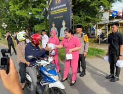 Ketua Bhayangkari Ivvone Endro Bagikan Takjil ke Warga