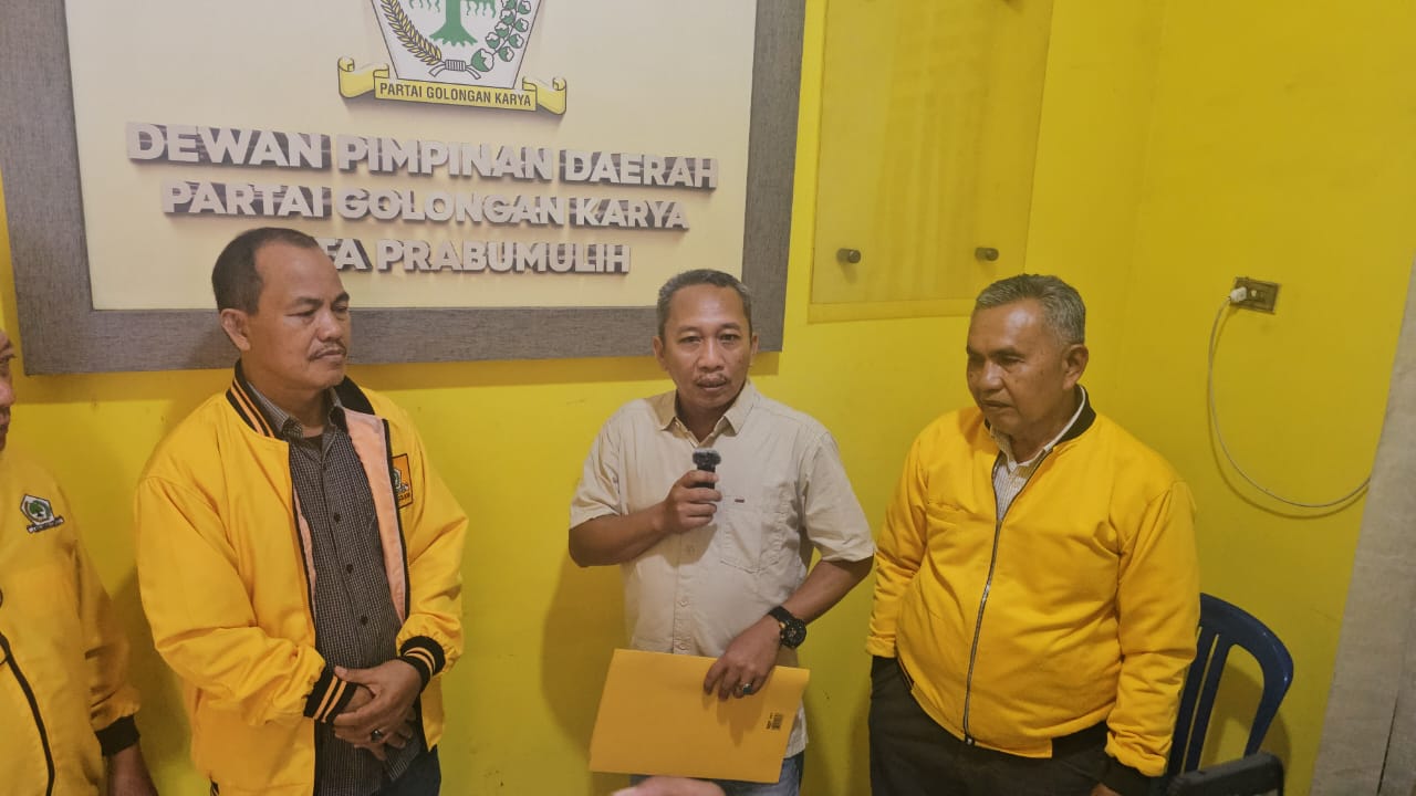 Foto : Tau / Asrori perwakilan Bakal Calon Walikota Prabumulih H Alfa Sujatmiko mengambil formulir pendaftaran di Partai Golkar