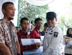 Penjabat Bupati Lahat Serahkan Bantuan Prasarana Komoditi Perkebunan