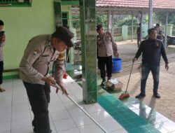 HUT Bhayangkara ke 78, Polsek RKT Gelar Bakti Sosial Bersihkan Masjid