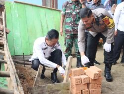PJ Walikota Elman ST Letakkan Batu Pertama Bedah Rumah Dari Polres Prabumulih
