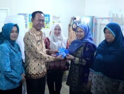 Cegah Stunting, PJ Wako Elman ST Kunjungi Tiga Posyandu
