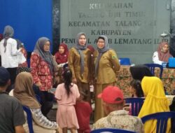 Lurah Talang Ubi Timur Hj Ritawati, Berikan Makanan Tambahan di Posyandu