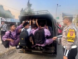 Sat Lantas Polres Muara Enim Tindak Sopir Angkutan yang Angkut Pelajar di Atap Mobil