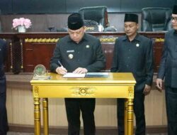 Pj. Bupati Bersama Pimpinan DPRD Tandatangani Pakta Integritas Penyusunan APBD Tahun 2025