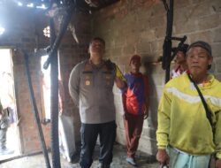 Tinjau Lokasi Kebakaran Rumah, Kapolres Prabumulih Berikan Bantuan Sembako