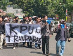 Belasan Mahasiswa AMPP Unjuk Rasa Depan KPU, Minta Transparansi Pemberkasan Tiga Paslon