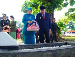 Pj Bupati Muba Ziarah dan Tabur Bunga di TMP Kesuma Bangsa