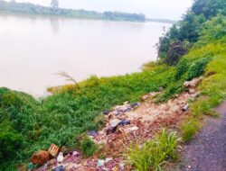 Kurang Kesadaran, Warga Buang Sampah Ditebing Sungai Musi