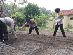 Polres Prabumulih Dukung Program Ketahanan Pangan, Lakukan Peninjauan dan Penaburan Bibit Ikan