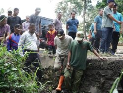 Cek Kondisi Saluran Air, Cak Arlan Rela Masuk Got