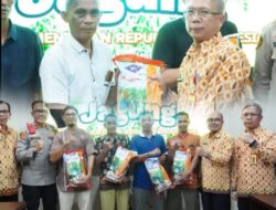 Bersama Kapolres, Kadispertan Alfian SP Serahkan Bantuan Benih Jagung