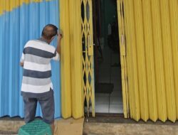 Pemilik Ruko di Prabumulih Mulai Cat Toko Biru Langit
