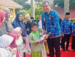 Franky Nasril Serahkan Langsung Seragam Sekolah Gratis SDN 50