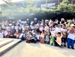Ucap Syukur Orang Tua Murid Dapat Seragam dari Walikota