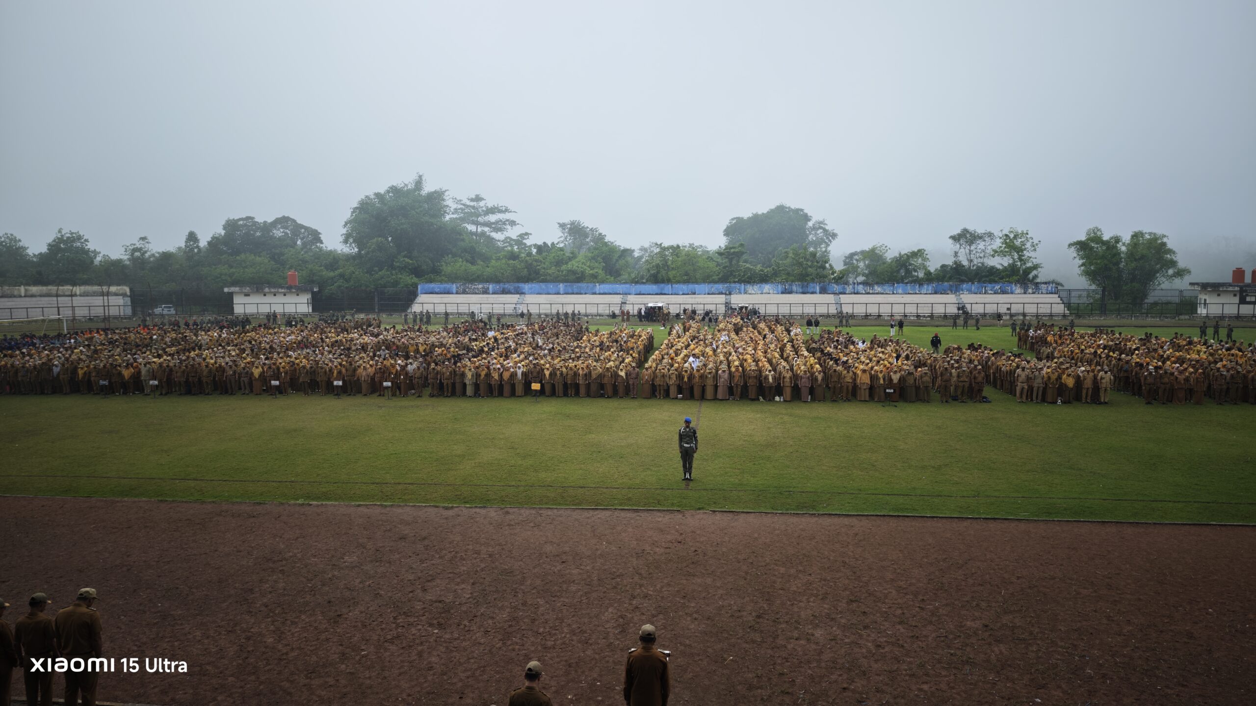 Foto : Lebih dari 7.000 ASN dan PPPK Ikuti Apel Bulanan di Stadion Talang Jimar, Wali Kota Cak Arlan: “Utamakan Pelayanan Publik, Bukan Kepentingan Pribadi”