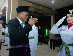 H Arlan Kukuhkan 30 Pasukan Pengibar Bendera Pusaka