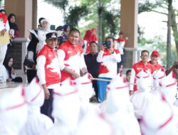 Rayakan HUT RI ke 80, Cak Arlan Lepas Peserta Gerak Jalan