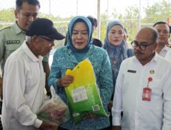 300 KK di Desa Sinar Rambang Dapat Bantuan Pasar Pangan Murah