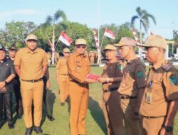 Arlan Franky Bagikan Bendera Merah Putih ke Pegawai