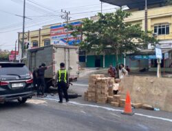 Mobil Box Muatan Susu Terguling, Ini Kata Polisi