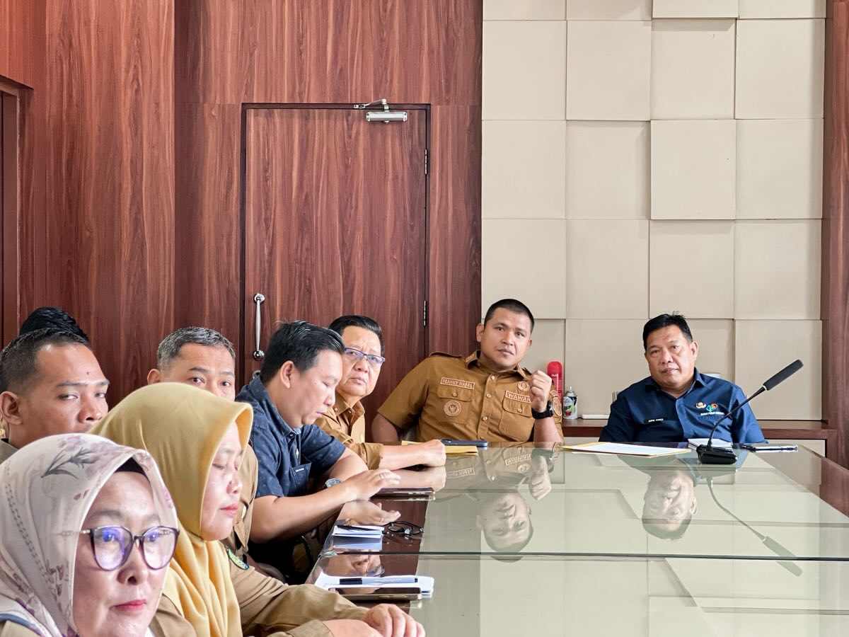 Wakil Wali Kota Prabumulih Franky Nasril mengikuti rapat koordinasi nasional pengendalian inflasi secara virtual dari Ruang Rapat Wali Kota Prabumulih.