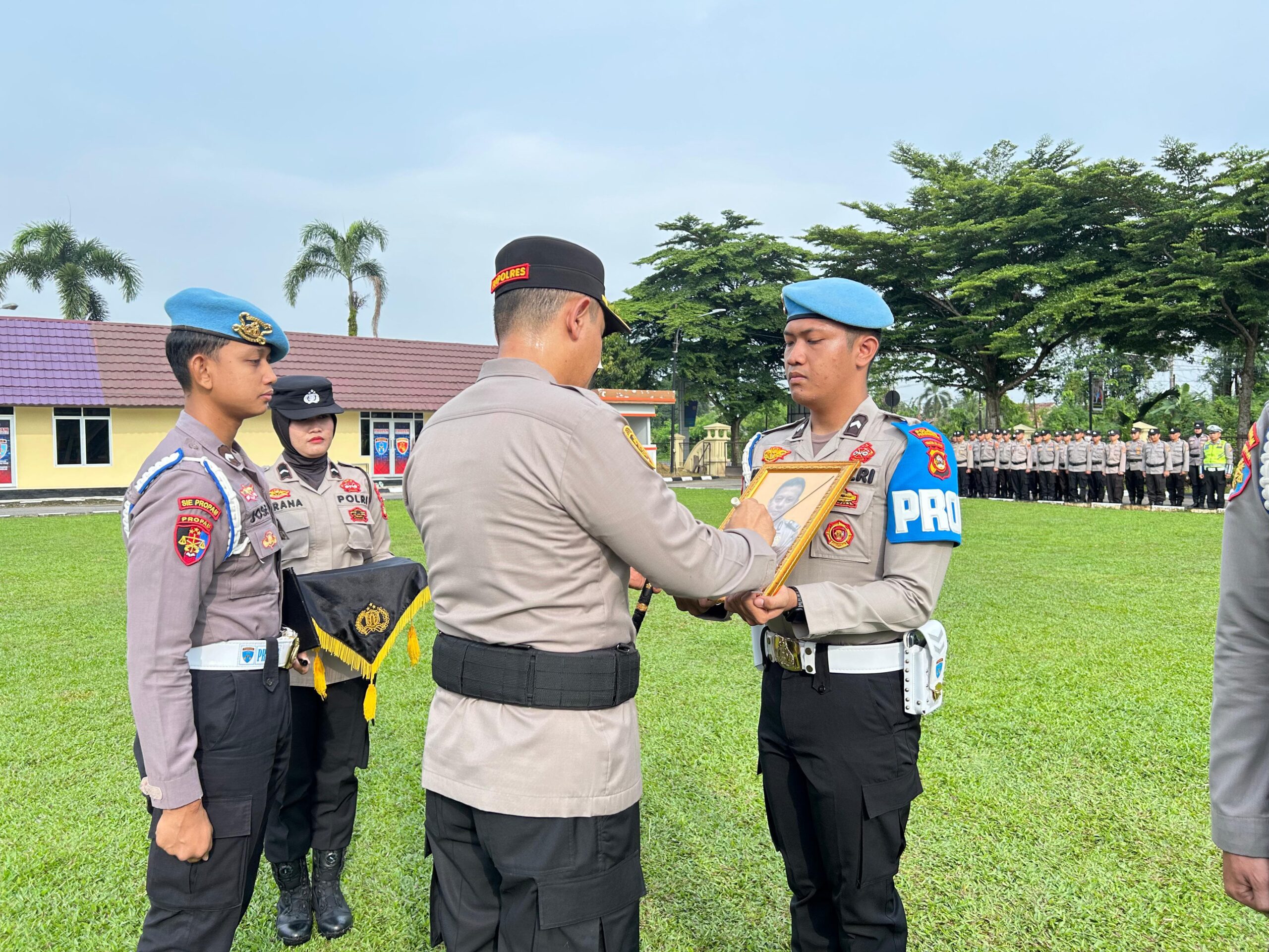 Upacara PTDH anggota Polres Prabumulih dipimpin Kapolres Bobby Kusumawardhana di lapangan apel Mapolres Prabumulih.