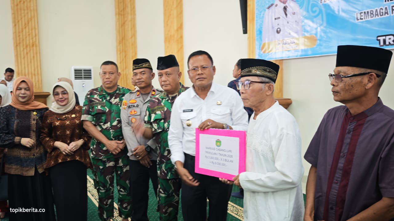 Wali Kota Prabumulih H Arlan menyerahkan insentif kepada RT dan RW di Masjid Agung Islamic Center Prabumulih.