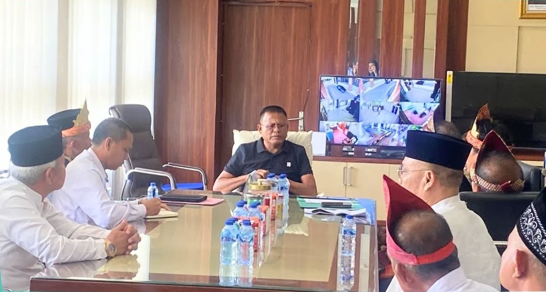 Wali Kota Prabumulih Arlan menerima audiensi Lembaga Adat Kota Prabumulih di ruang kerja wali kota