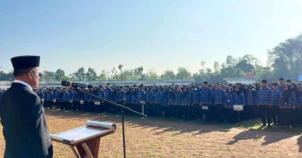 Wali Kota Prabumulih Arlan memimpin apel Hari Otonomi Daerah ke-30 di Stadion Talang Jimar