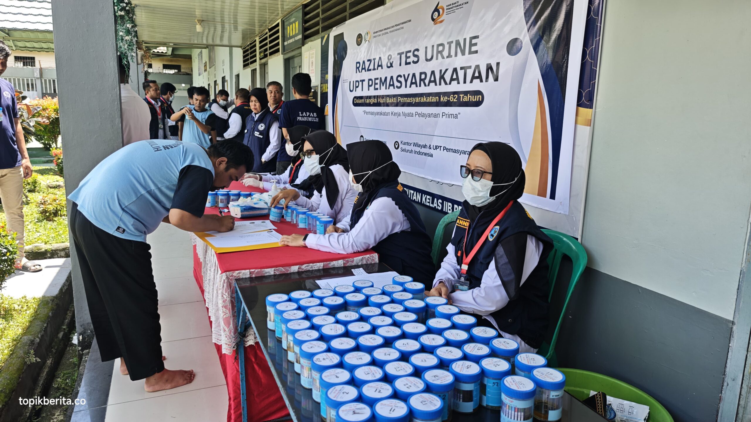 Tes urine pegawai dan warga binaan di Rutan Prabumulih bersama BNN Kota Prabumulih