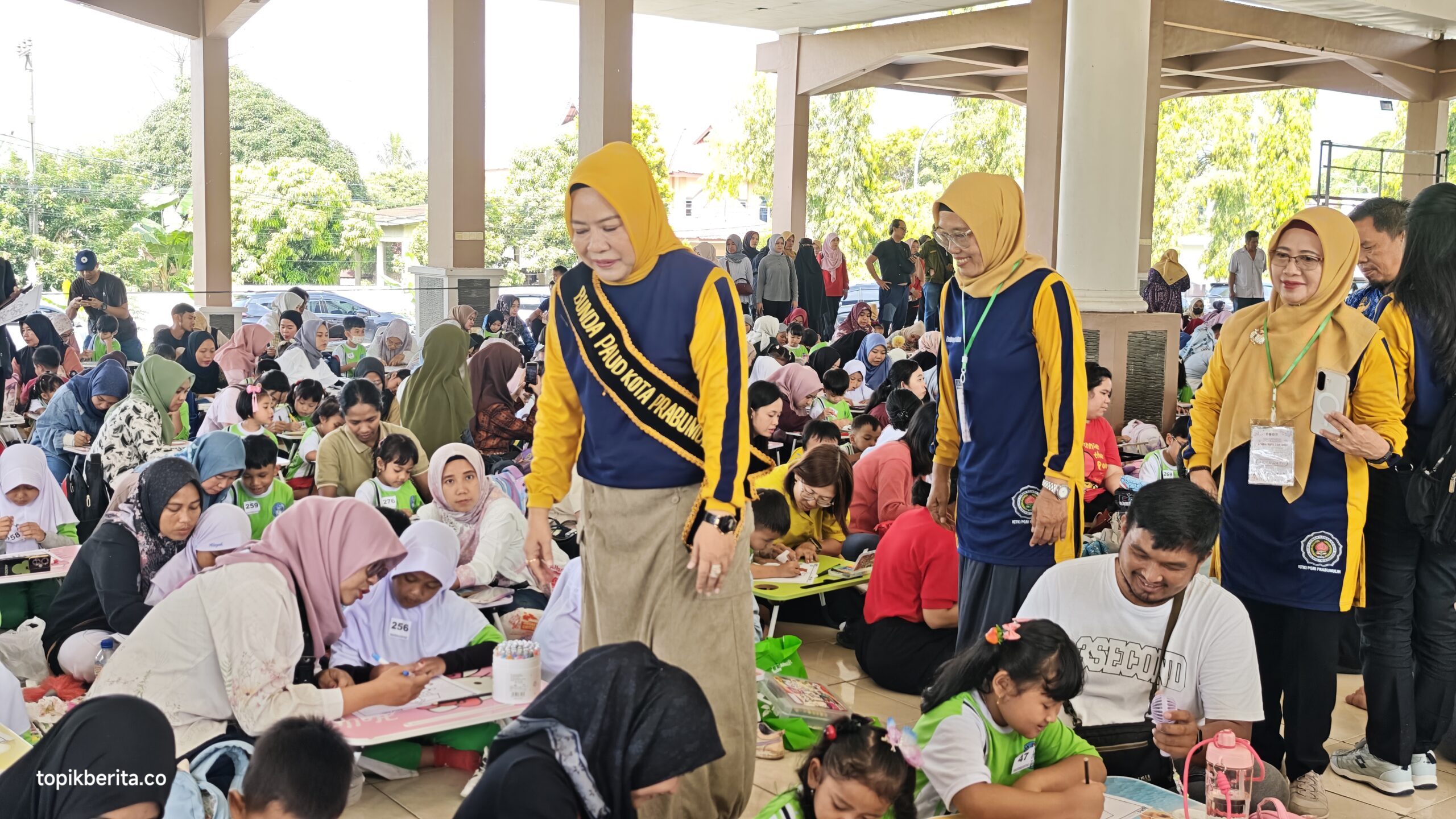 Hj Linda Afriana Arlan membuka lomba mewarnai ibu dan anak di Prabumulih