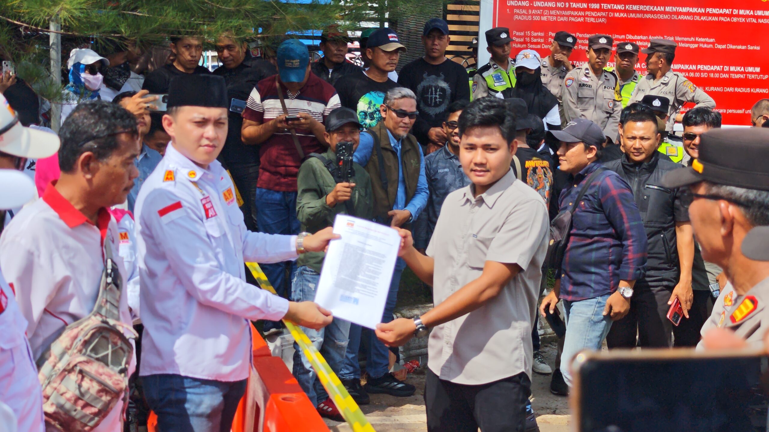 Aksi demo APM Prabumulih di depan Pertamina Zona 4 menuntut transparansi rekrutmen tenaga kerja