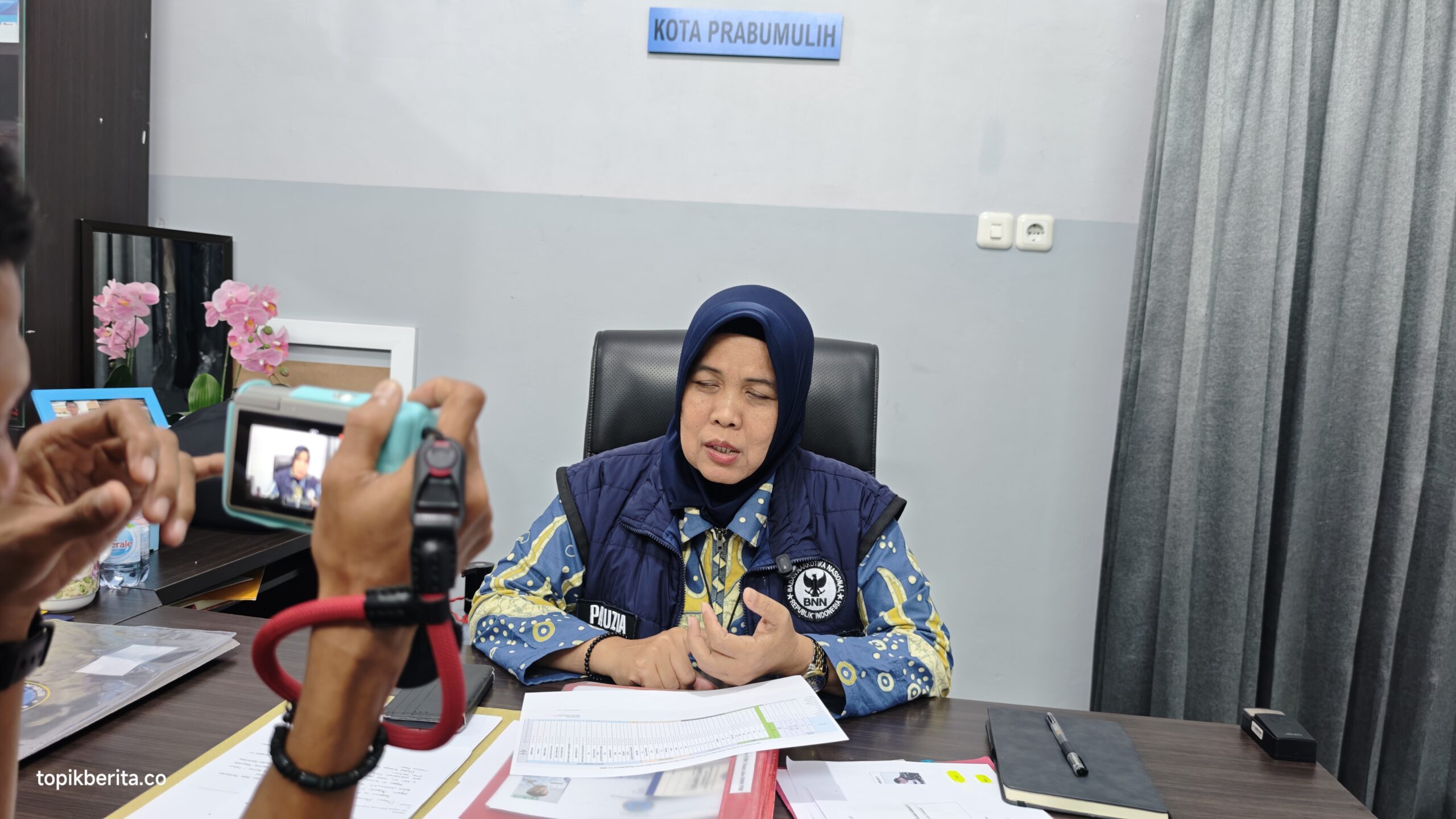 Petugas BNNK Prabumulih melakukan tes urin di wilayah Talang Jimar