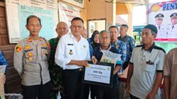 Wali Kota Prabumulih H. Arlan menyerahkan bantuan benih padi kepada kelompok tani di Kelurahan Payu Putat, Kecamatan Prabumulih Barat.