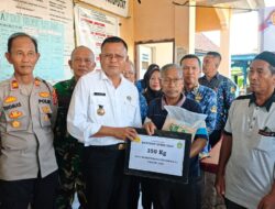 Wali Kota Prabumulih Serahkan Benih Padi, Tingkatkan Produktivitas Petani Payu Putat