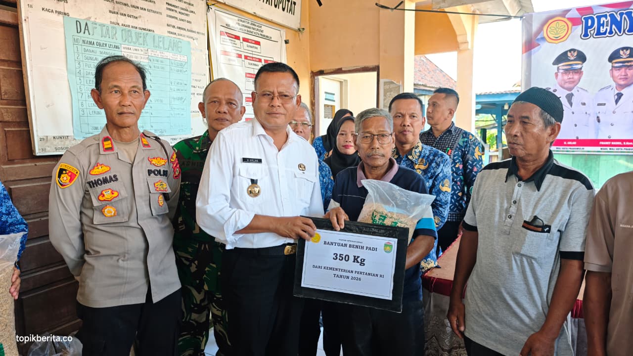 Wali Kota Prabumulih H. Arlan menyerahkan bantuan benih padi kepada kelompok tani di Kelurahan Payu Putat, Kecamatan Prabumulih Barat.