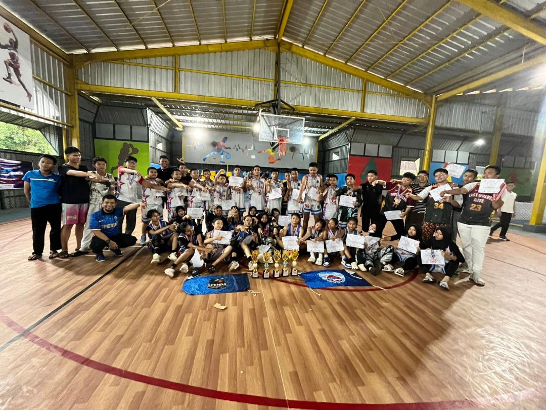 Skuad basket Spenda usai meraih juara di turnamen basket Kota Prabumulih