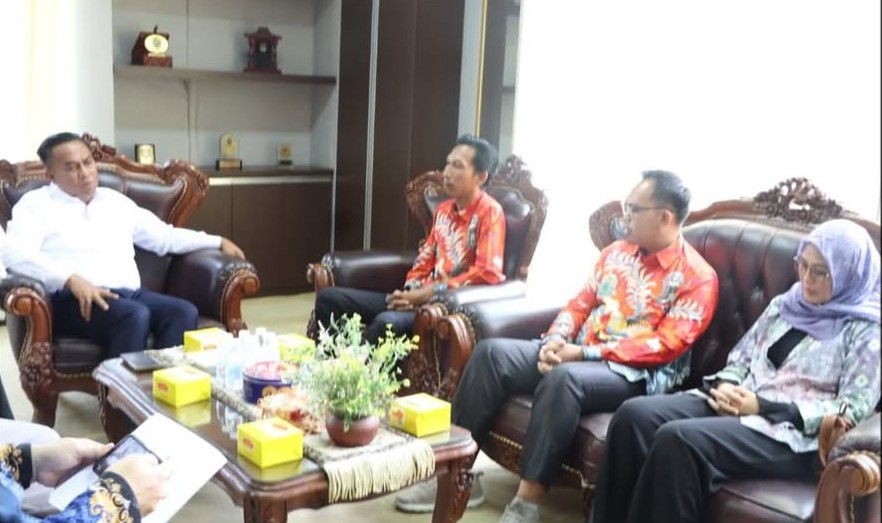 Ketua DPRD Kota Prabumulih H. Deni Victoria memimpin audiensi bersama Bawaslu Kota Prabumulih membahas persiapan pengawasan Pemilu 2029