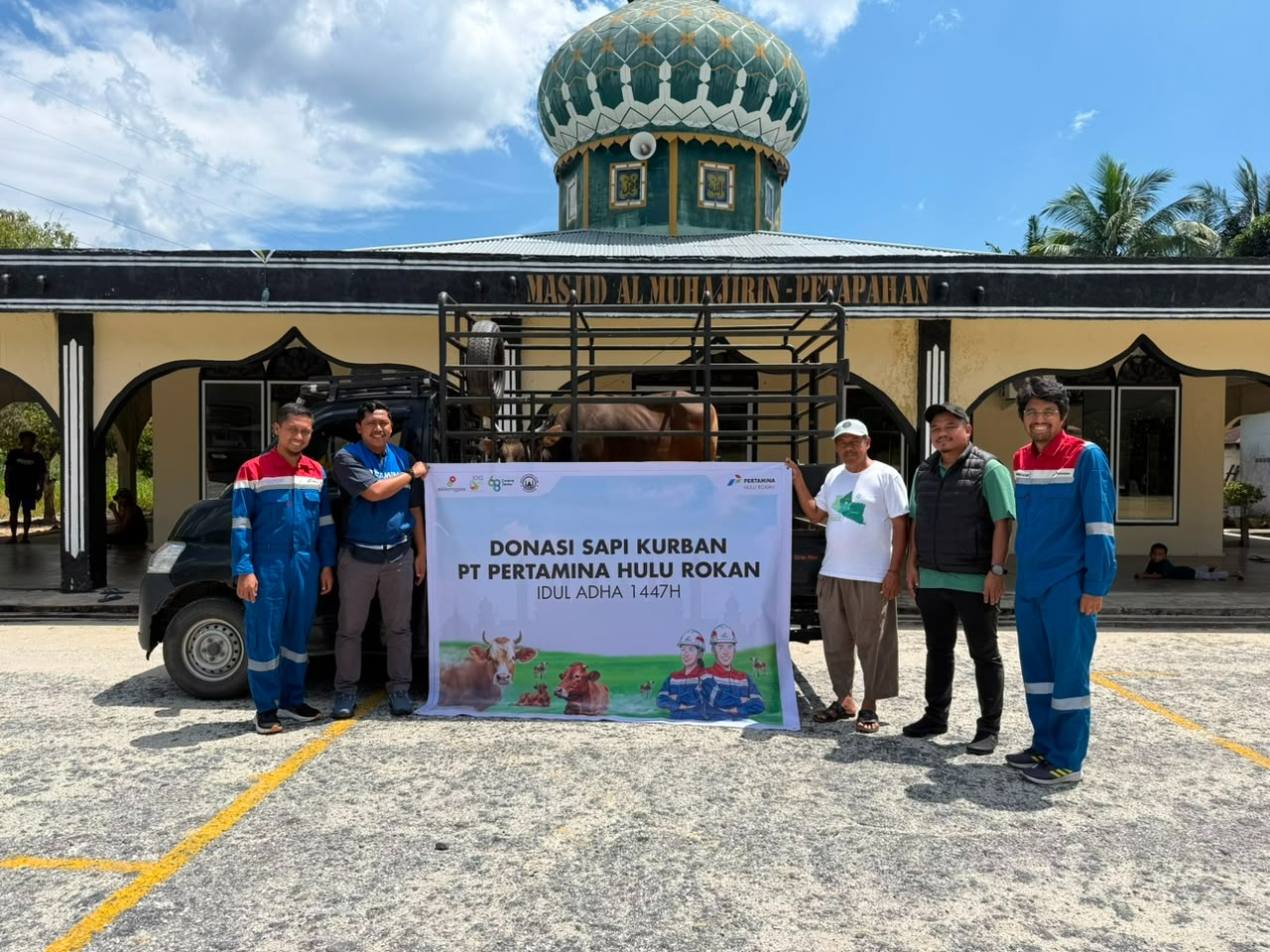 Penyerahan sapi kurban PHR Zona Rokan kepada masyarakat di Riau saat Iduladha 1447 H